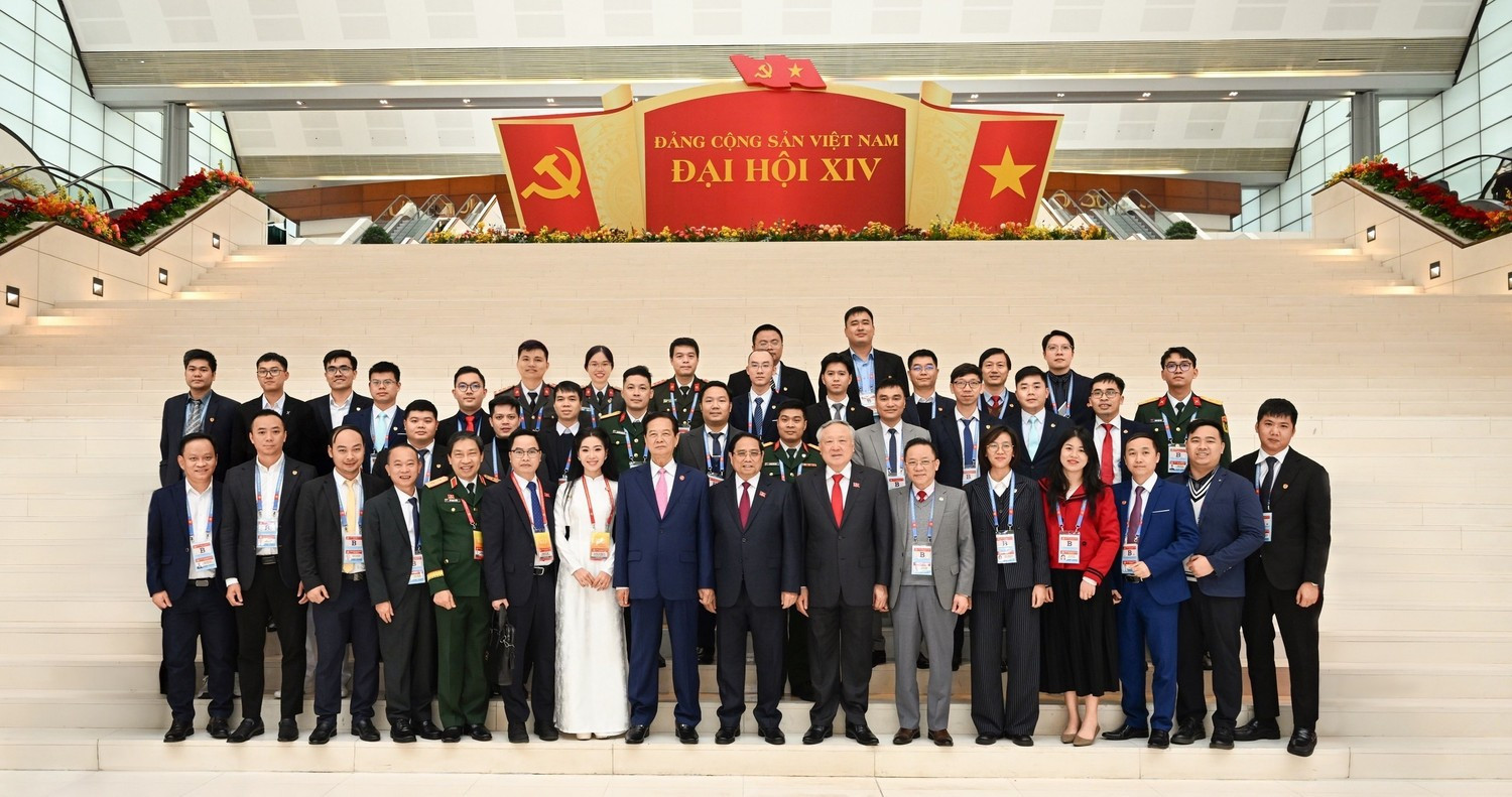 Tổ triển khai ngành Cơ yếu Việt Nam phục vụ Đại hội đại biểu toàn quốc lần thứ XIV của Đảng chụp ảnh cùng các đồng chí Lãnh đạo, nguyên Lãnh đạo Đảng, Nhà nước.