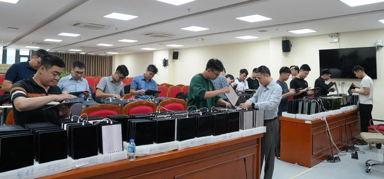 Các cán bộ kỹ thuật ngành Cơ yếu Việt Nam đang kiểm tra hệ thống phần mềm trên máy tính bảng để bàn giao cho Văn phòng Trung ương Đảng trước thềm diễn ra Đại hội XIV của Đảng.