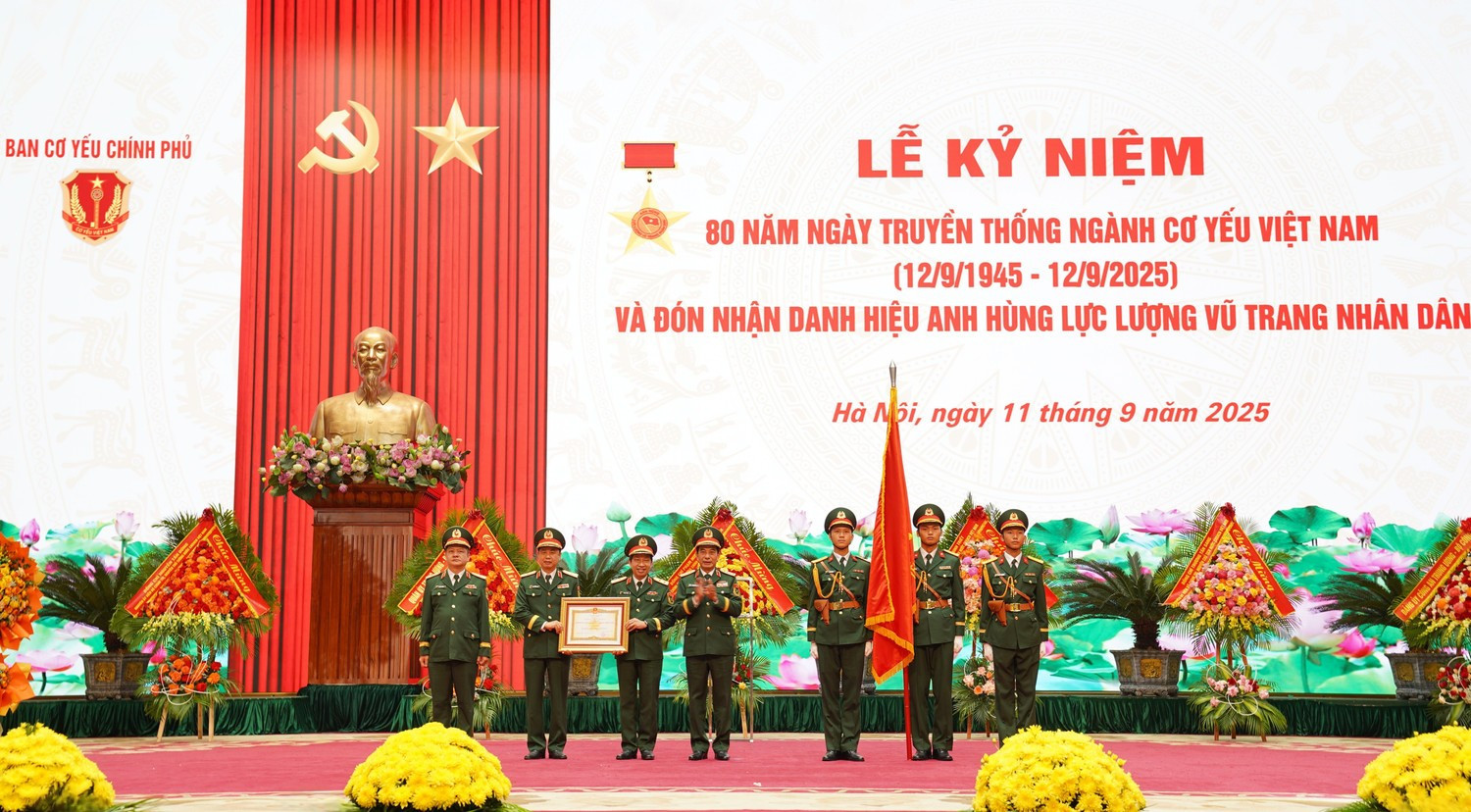 Đại tướng Phan Văn Giang, Ủy viên Bộ Chính trị, Phó Bí thư Quân ủy Trung ương, Bộ trưởng Quốc phòng trao tặng danh hiệu Anh hùng Lực lượng vũ trang nhân dân cho Ban Cơ yếu Chính phủ tại Lễ kỷ niệm 80 năm Ngày truyền thống ngành Cơ yếu.