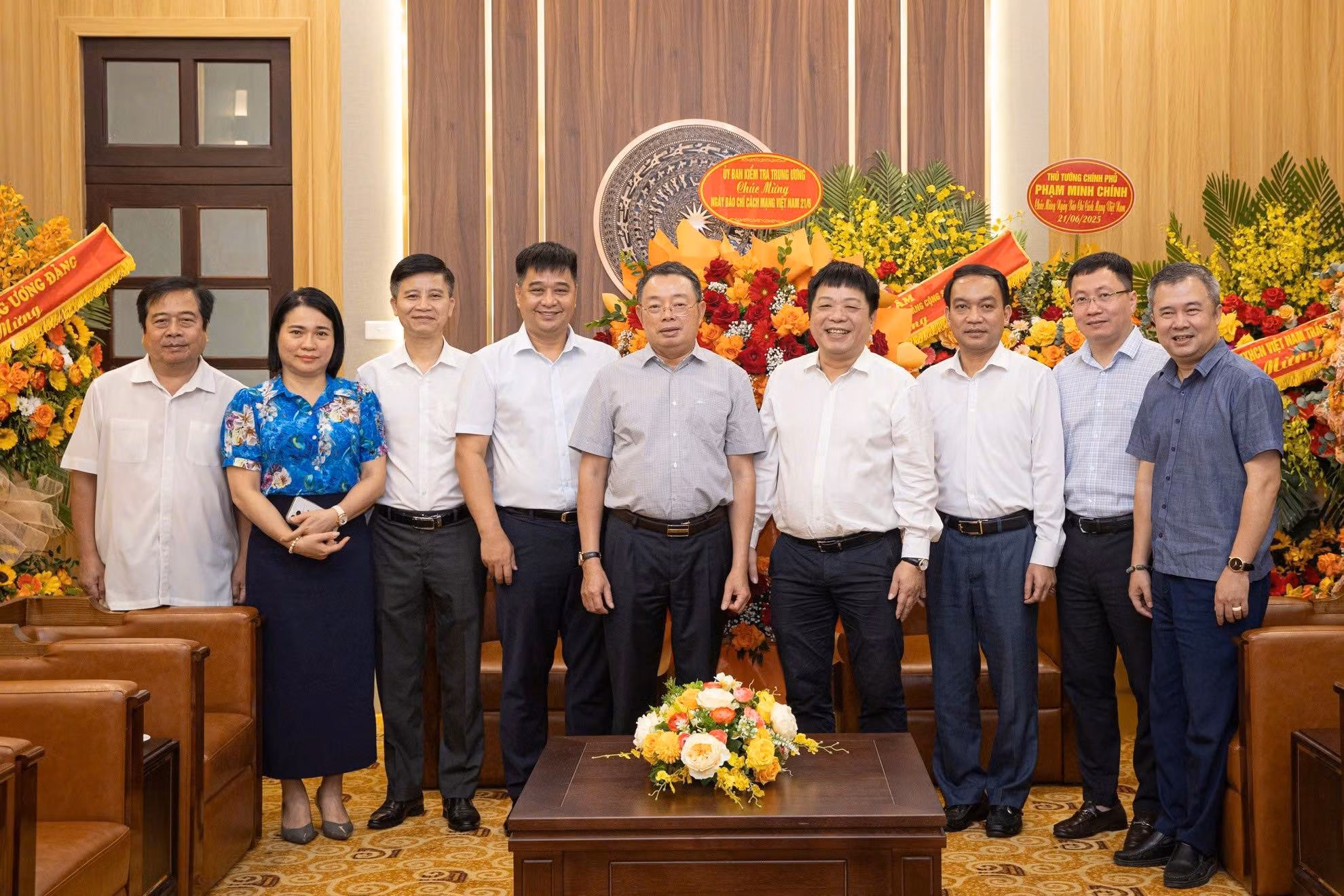 Đoàn Ủy ban Kiểm tra Trung ương do đồng chí Hoàng Văn Trà, Ủy viên Trung ương Đảng, Phó Chủ nhiệm Ủy ban dẫn đầu sang thăm, chúc mừng Báo Nhân Dân nhân kỷ niệm 100 năm Ngày Báo chí Cách mạng Việt Nam.