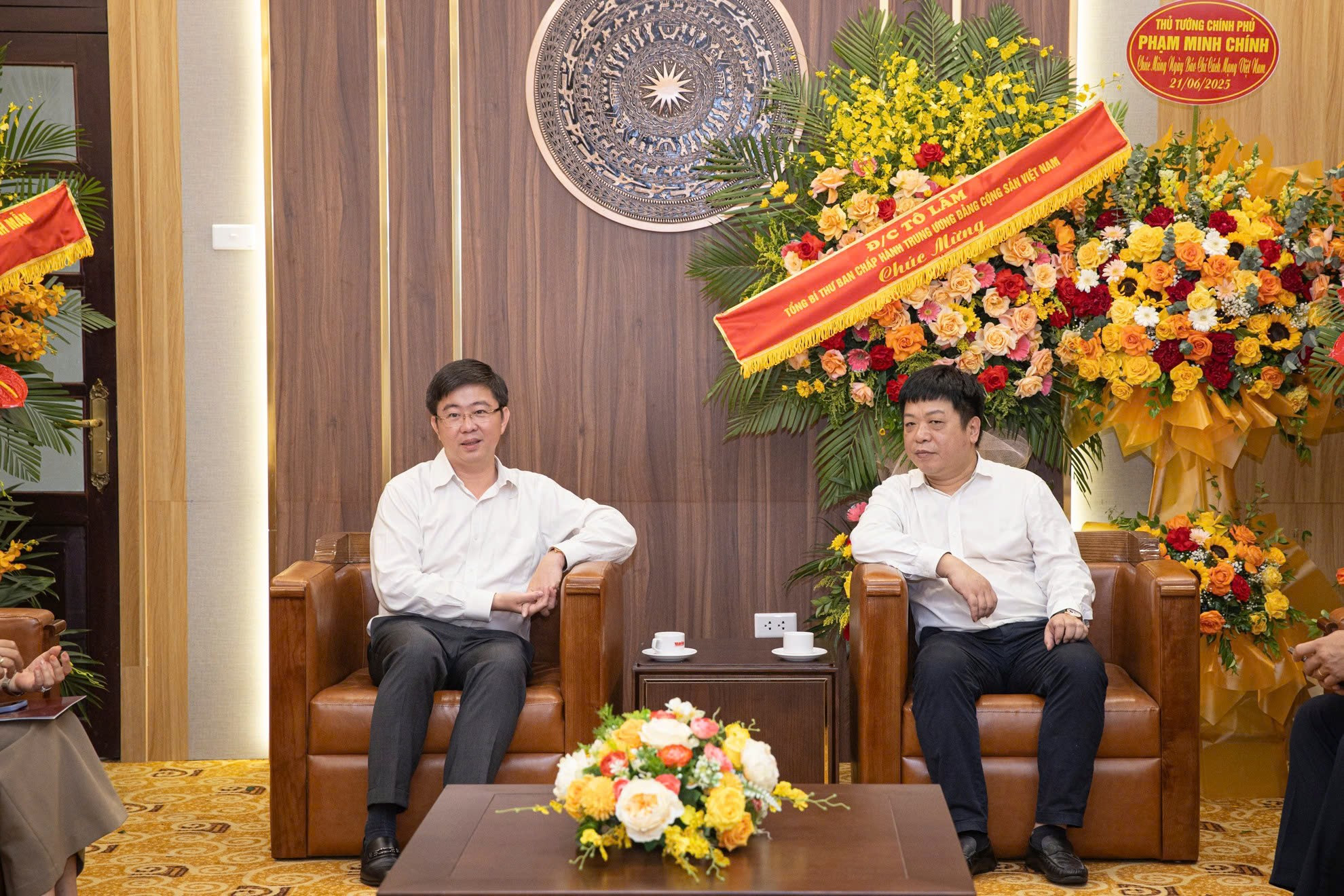 과학기술부가 Nhan Dan 신문사에 보내주신 호의에 감사를 표하며, 부편집장인 Que Dinh Nguyen은 과학기술이 Nhan Dan 신문이 모든 출판물과 프로그램에서 홍보하는 중요한 콘텐츠 중 하나라고 말했습니다. khcn1.jpg