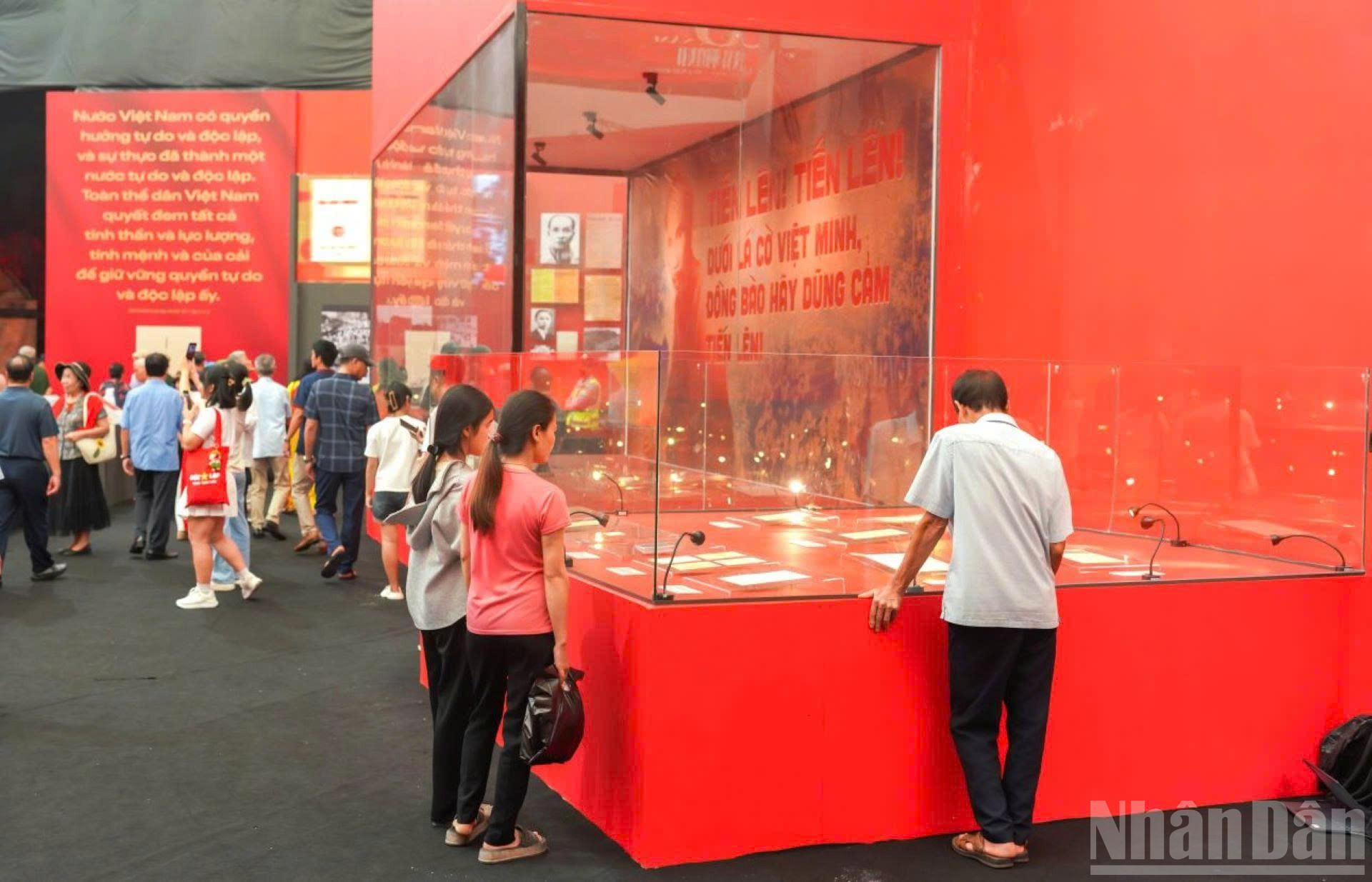 Qua từng tài liệu, hình ảnh, thế hệ trẻ hôm nay khắc sâu bài học lịch sử, tri ân công lao to lớn các thế hệ cha anh, tự hào về thế hệ thanh niên anh dũng đã không tiếc máu xương, sức lực và trí tuệ để giành, giữ độc lập, thống nhất đất nước. ndo_br_khu-bay-13.jpg
