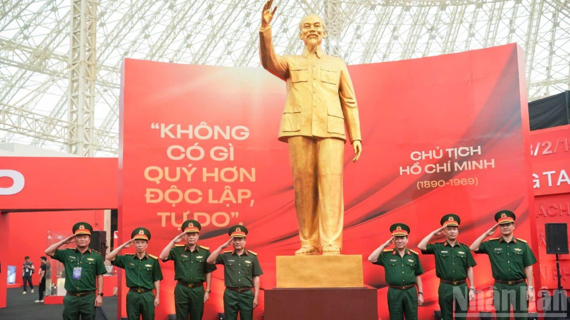 Những người lính “Bộ đội Cụ Hồ” trong không gian phân khu 1: Đảng Cộng sản Việt Nam ra đời - Bước ngoặt vĩ đại của lịch sử cách mạng Việt Nam tại Triển lãm “95 năm Cờ Đảng soi đường".