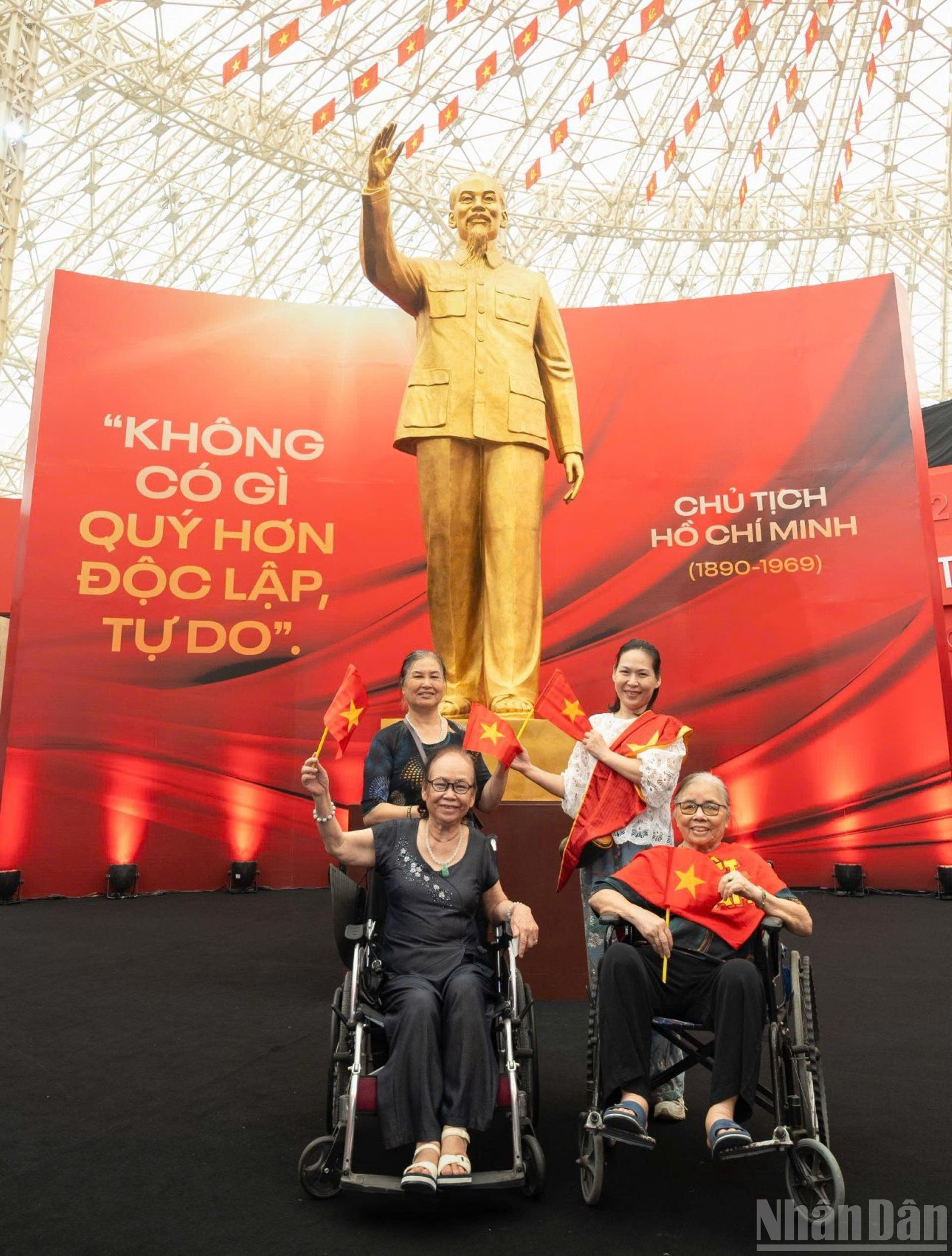 Niềm vui, niềm tự hào dân tộc hiện rõ trên gương mặt người dân khi tìm hiểu về bước ngoặt vĩ đại của lịch sử dân tộc. ndo_br_khu-bay-11.jpg
