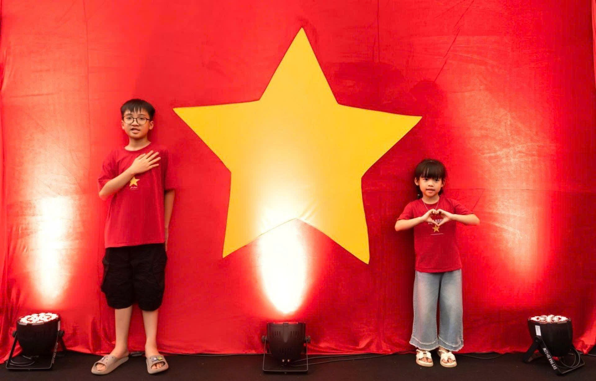 Các cháu nhỏ được gia đình đưa đến tham quan triển lãm rất hân hoan, thích thú và bày tỏ lòng yêu nước... khu-trung-bau-6.jpg