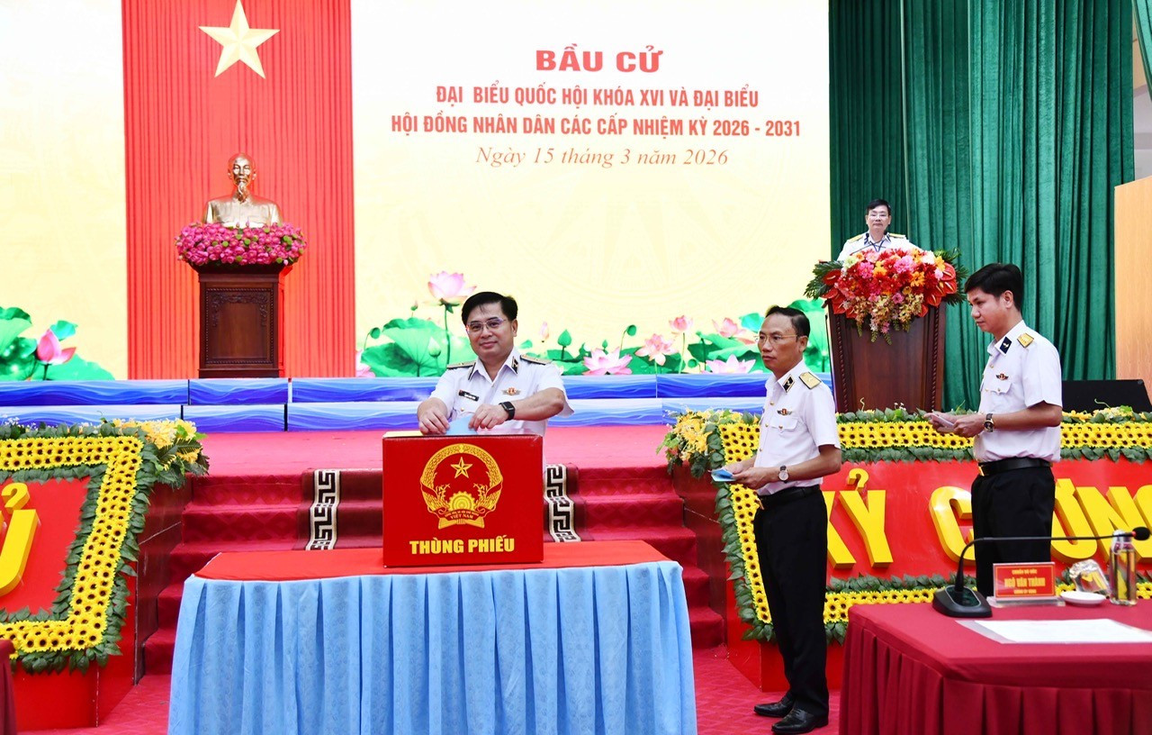 Những lá phiếu được trân trọng bỏ vào thùng phiếu, thể hiện trách nhiệm và niềm tin của cán bộ, chiến sĩ Vùng 5 Hải quân đối với sự phát triển của đất nước.