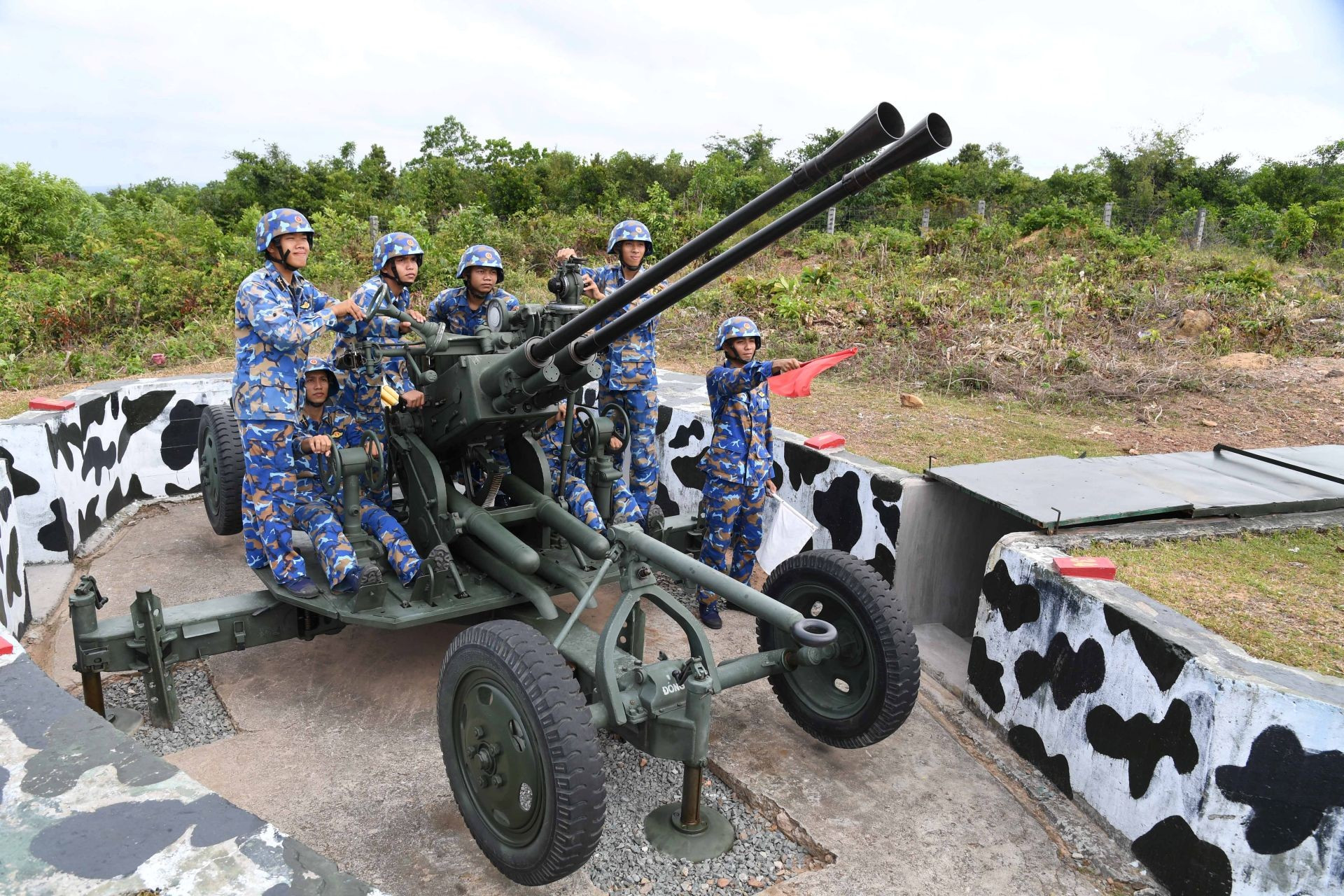 Trên trận địa, cán bộ, chiến sĩ Tiểu đoàn 553 duy trì nghiêm chế độ trực sẵn sàng chiến đấu, tập trung quan sát, nắm chắc tình hình trên không, bảo đảm không để sót, lọt mục tiêu, bị động, bất ngờ trong mọi tình huống.