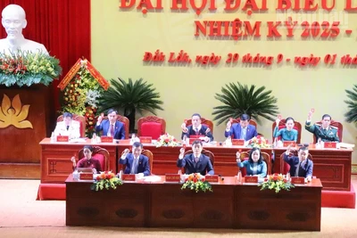 Đoàn chủ tịch đại hội biểu quyết thông qua nghị quyết đại hội.