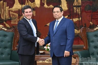 Thủ tướng Chính phủ Phạm Minh Chính và ông Gerald Toledano, thành viên Ban Điều hành, Giám đốc mảng sản phẩm cổ phiếu và đa tài sản toàn cầu của FTSE Russell. (Ảnh: TRẦN HẢI)