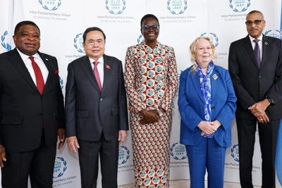 Chủ tịch IPU Tulia Ackson (giữa) và Tổng Thư ký IPU Martin Chungong (ngoài cùng, bên trái) đón Chủ tịch Quốc hội Trần Thanh Mẫn dự Lễ khai mạc Hội nghị các Chủ tịch Quốc hội Thế giới lần thứ 6. (Ảnh: TTXVN)