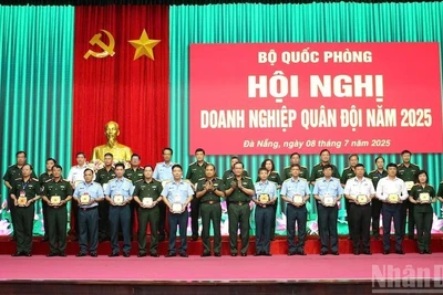 Thủ trưởng Bộ Quốc phòng tặng biểu trưng cho các doanh nghiệp xếp loại A 5 năm liền. (Ảnh: ĐÌNH TĂNG)