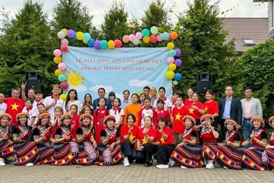 Thành viên tham dự Trại hè tiếng Việt 2025 chụp ảnh kỷ niệm cùng Hội người Việt và Đại sứ quan Việt Nam tại Belarus. (Ảnh: TTXVN)