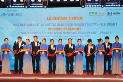 Lãnh đạo tỉnh Phú Thọ và Tập đoàn Meiko cắt băng khánh thành tại buổi lễ.