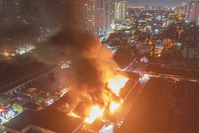 Đến khoảng 2 giờ sáng, lửa vẫn bùng phát to tại hiện trường vụ cháy trong ngõ 389 phố Trương Định, phường Tân Mai, thành phố Hà Nội. (Ảnh: Phạm Tuấn Anh/TTXVN)