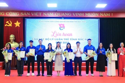 Ban tổ chức tặng hoa các đơn vị tham dự.