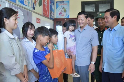 Các đồng chí lãnh đạo tỉnh Bắc Ninh tặng quà trung thu các cháu nhỏ vùng lũ xã Tam Giang.