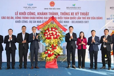 Lãnh đạo tỉnh Bắc Ninh tặng hoa chúc mừng Lễ khởi công dự án nhà ở xã hội VSIP Bắc Ninh-BelHomes Sky.