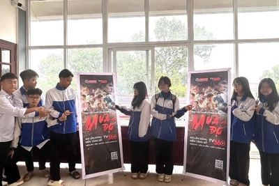 Học sinh Trường trung học phổ thông Hàn Thuyên, Bắc Ninh hào hứng trước giờ chiếu phim "Mưa đỏ" ngay tại trường.