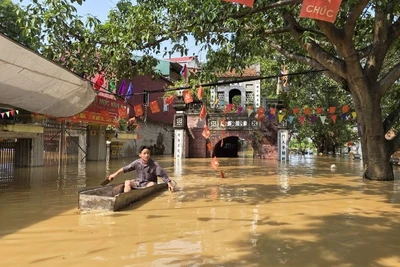 Mưa lớn, lũ về nhanh làm cuộc sống của người dân bị đảo lộn.