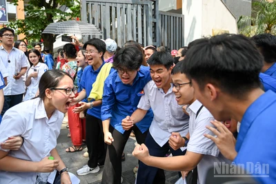 Thí sinh sau buổi thi môn Toán, hoàn thành đợt thi vào lớp 10 (Ảnh: THẾ ĐẠI)