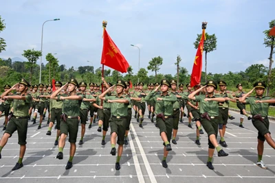 Khối nam sĩ quan Kỹ thuật nghiệp vụ và phòng chống tội phạm sử dụng công nghệ cao luyện tập trong thời tiết nắng nóng.