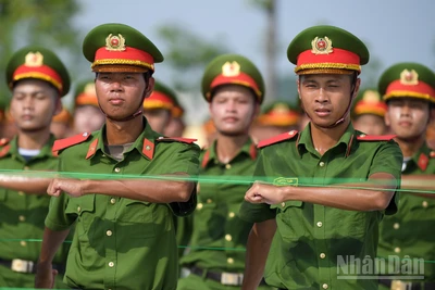 Dù thời tiết khắc nghiệt, các chiến sĩ vẫn kiên trì bắt đầu buổi tập luyện.