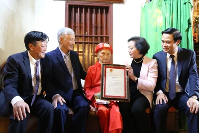 Phó Thủ tướng Phạm Thị Thanh Trà trao Thiếp mừng thọ 100 tuổi của Chủ tịch nước tặng cụ Nguyễn Thị Tuyến.