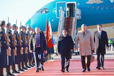 Lễ đón chính thức Thủ tướng Phạm Minh Chính thăm Liên bang Nga được tổ chức trang trọng tại Sân bay quốc tế Vnukovo 2, do Thứ trưởng Bộ Ngoại giao Liên bang Nga Rudenko Andrey Yurevych chủ trì. Ảnh: Dương Giang/TTXVN