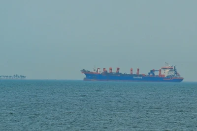 Tàu thương mại neo ngoài khơi Dubai, Các tiểu vương quốc Arab thống nhất, khi hoạt động hàng hải bị gián đoạn tại eo biển Hormuz, ngày 2/3/2026. Ảnh: AA/TTXVN