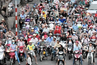 Việt Nam có số lượng lớn xe mô tô, xe gắn máy tham gia giao thông. (Ảnh: PV)