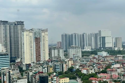 Thị trường bất động sản Việt Nam còn nhiều tiềm năng và dư địa phát triển nhưng giá nhà tăng “nóng”, vượt xa thu nhập thực tế và làm gia tăng khoảng cách giữa người có bất động sản với người chưa thể sở hữu nhà ở. (Ảnh: HNV)