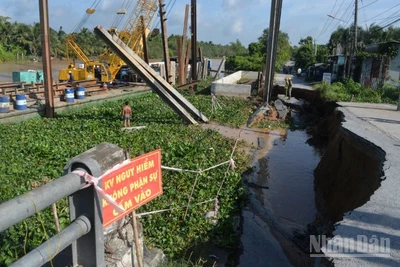 Vụ sạt lở nghiêm trọng xảy ra ở phần dốc cầu kênh Xáng Cụt.