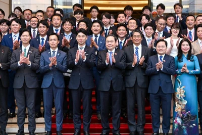 Chủ tịch Quốc hội Trần Thanh Mẫn và các đại biểu với Đoàn Nghị sĩ trẻ Quốc hội Nhật Bản. (Ảnh: DUY LINH)