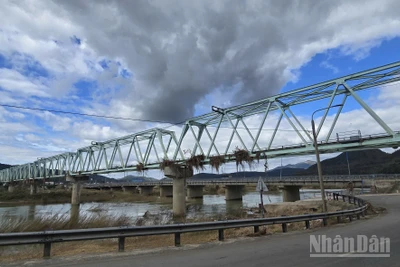 Khi “biển nước” nhấn chìm nhà, xóa dấu trường học và nuốt cả cây cầu già