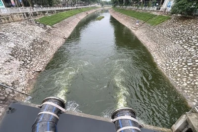 Ban Quản lý dự án đầu tư xây dựng công trình hạ tầng kỹ thuật và nông nghiệp Hà Nội phối hợp các đơn vị liên quan bắt đầu dẫn nước từ Hồ Tây về sông Tô Lịch.