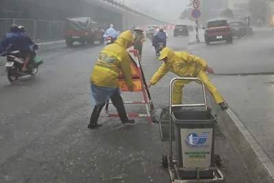 Công nhân Công ty Thoát nước Hà Nội có mặt tại các địa điểm úng ngập. 