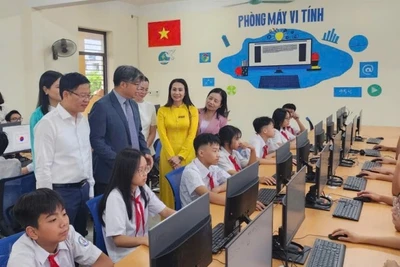Các đại biểu tham quan phòng máy vi tính mới được bàn giao cho trường Trung học cơ sở Quang Vinh.