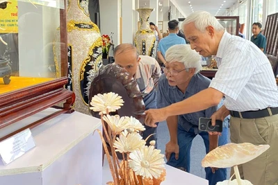 Sở Công thương Hà Nội trưng bày các sản phẩm thủ công mỹ nghệ đặc sắc.