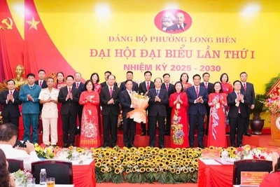 Lãnh đạo Thành ủy Hà Nội chúc mừng Ban Chấp hành Đảng bộ phường Long Biên nhiệm kỳ 2025-2030.