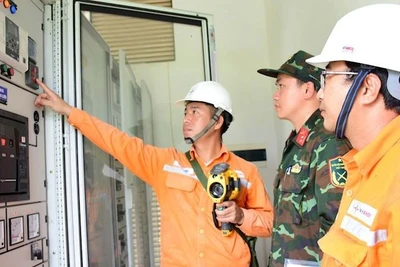 EVNHANOI phối hợp đơn vị quản lý kiểm tra tình trạng vận hành của thiết bị tại Trung tâm Huấn luyện Quân sự quốc gia 4.