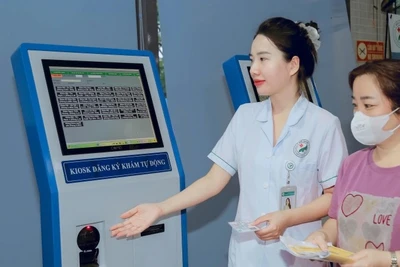 Người dân đăng ký khám tự động tại các kiosk thông minh.