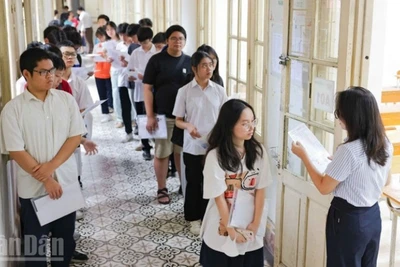 Thí sinh tham dự kỳ thi tuyển sinh lớp 10 tại điểm thi trường Trung học phổ thông Trần Phú (Hà Nội). Ảnh: ĐẠI THẮNG 