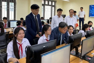 Đại diện SGI và GCS hướng dẫn các em học sinh Trường trung học cơ sở An Phú sử dụng phòng máy vi tính mới.