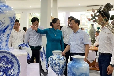 Lãnh đạo Sở Công thương Hà nội tham quan các sản phẩm trưng bày tại triển lãm.