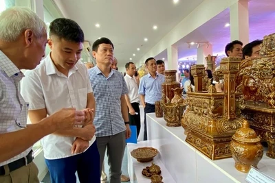 Các nghệ nhân, chuyên gia trao đổi về phương hướng phát triển sản phẩm làng nghề truyền thống. (Ảnh: NGUYÊN TRANG)