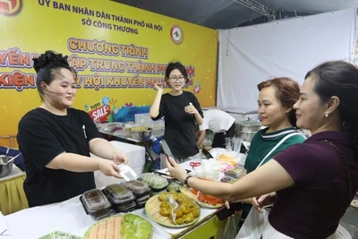 Người tiêu dùng trải nghiệm thanh toán không dùng tiền mặt tại sự kiện.