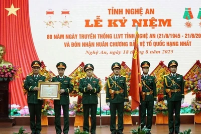 Thừa ủy quyền của Chủ tịch nước, Thiếu tướng Lê Văn Trung, Phó Chính ủy Quân khu 4 trao tặng Huân chương Bảo vệ Tổ quốc hạng Nhất cho lực lượng vũ trang tỉnh Nghệ An.