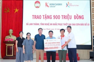 Đại diện Quỹ Khởi sự từ tâm và Văn phòng đại diện Báo Nhân Dân tại Nghệ An trao 900 triệu đồng cho người dân xã Lam Thành khắc phục thiệt hại sau cơn bão số 10. 