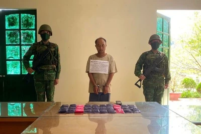 Đối tượng Xải Khư Lỳ cùng tang vật.