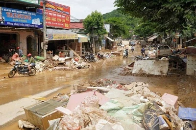 Nước rút, trung tâm xã Tương Dương ngổn ngang bùn đất và đồ đạc của người dân.